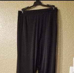 Woman's black pant Avenue size 22/24